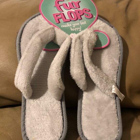 8 pairs of size 7 slippers - Picture 6 of 8